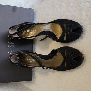 NWT/NIB Via Spiga Black Suede Heels w/ Embroidered Flower Detailing Sz 9M